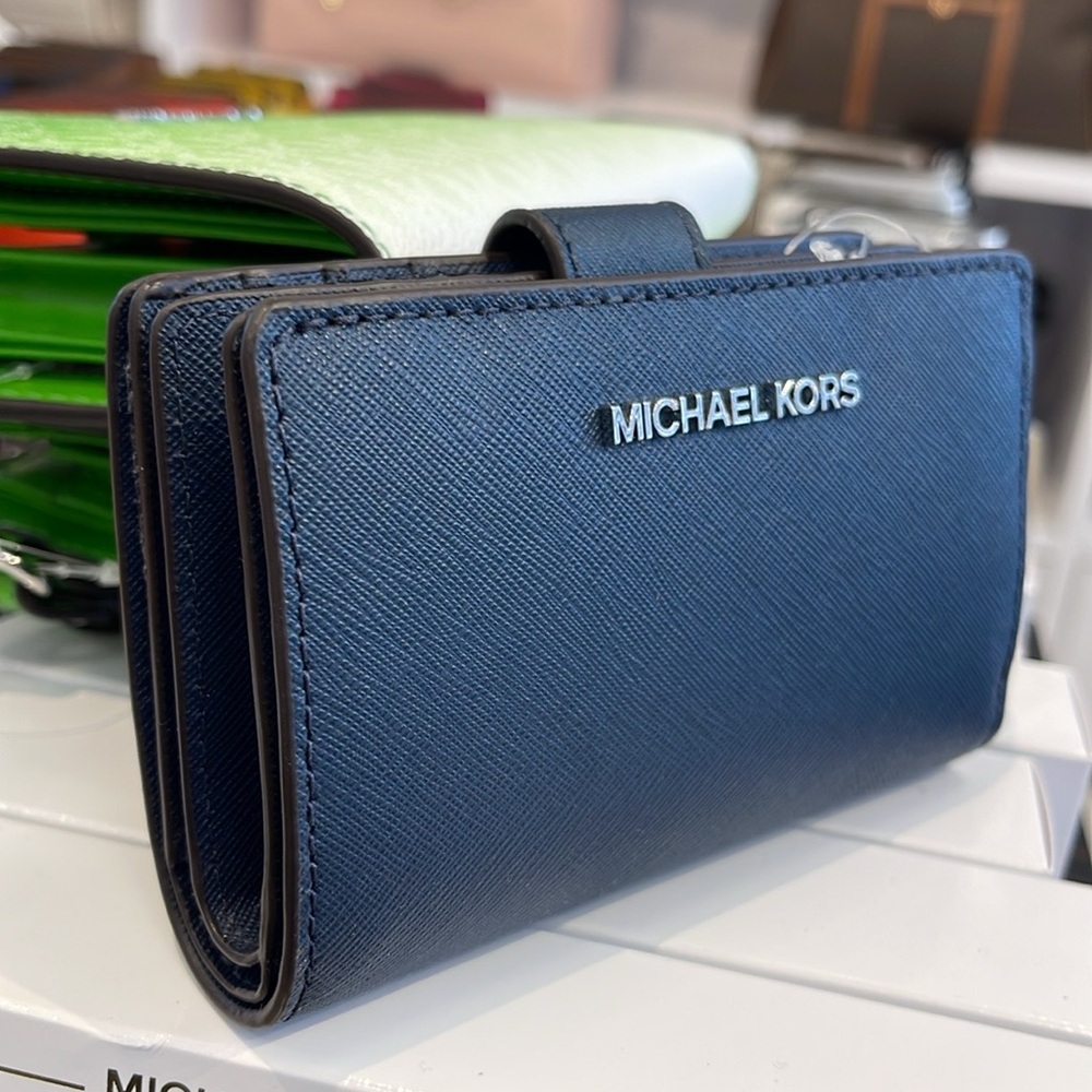 Michael Medium Crossgrain Leather Bifold Wallet
Navy
NWT - Picture 16 of 16